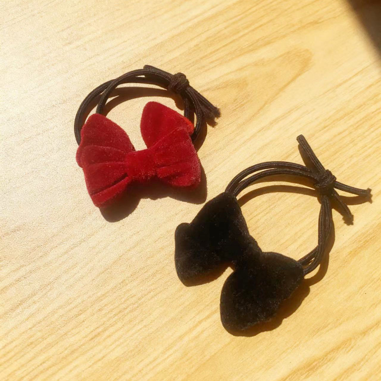 Un nœud papillon noir pour cheveux.