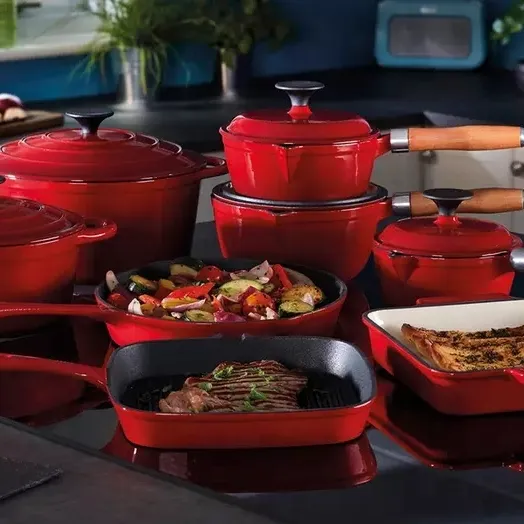 Чугунный набор посуды с красной эмалью