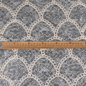 <span class=keywords><strong>2025</strong></span>漂亮批发闪亮亮片蕾丝婚纱面料高品质薄纱珠管刺绣亮片面料