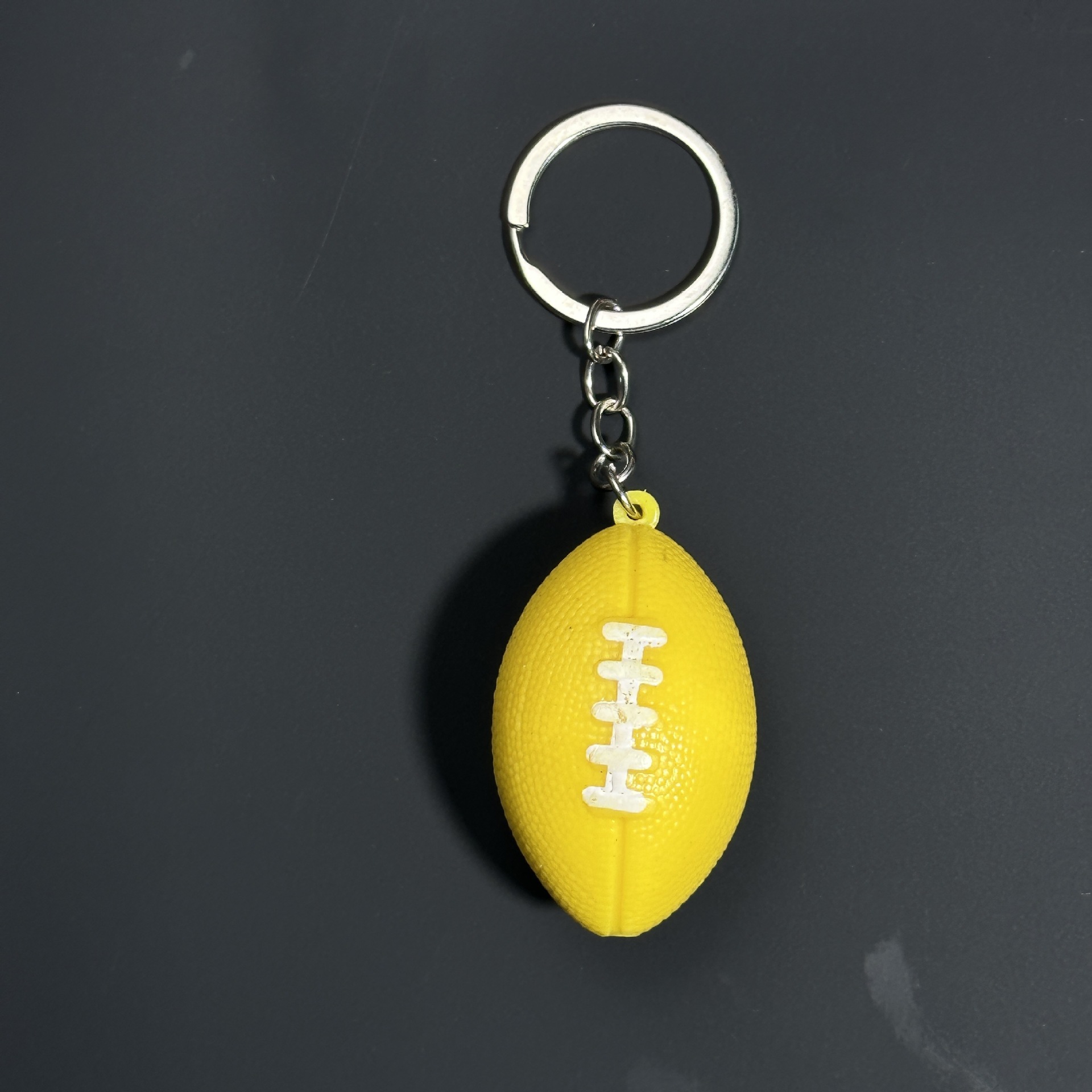 Ballon de football jaune