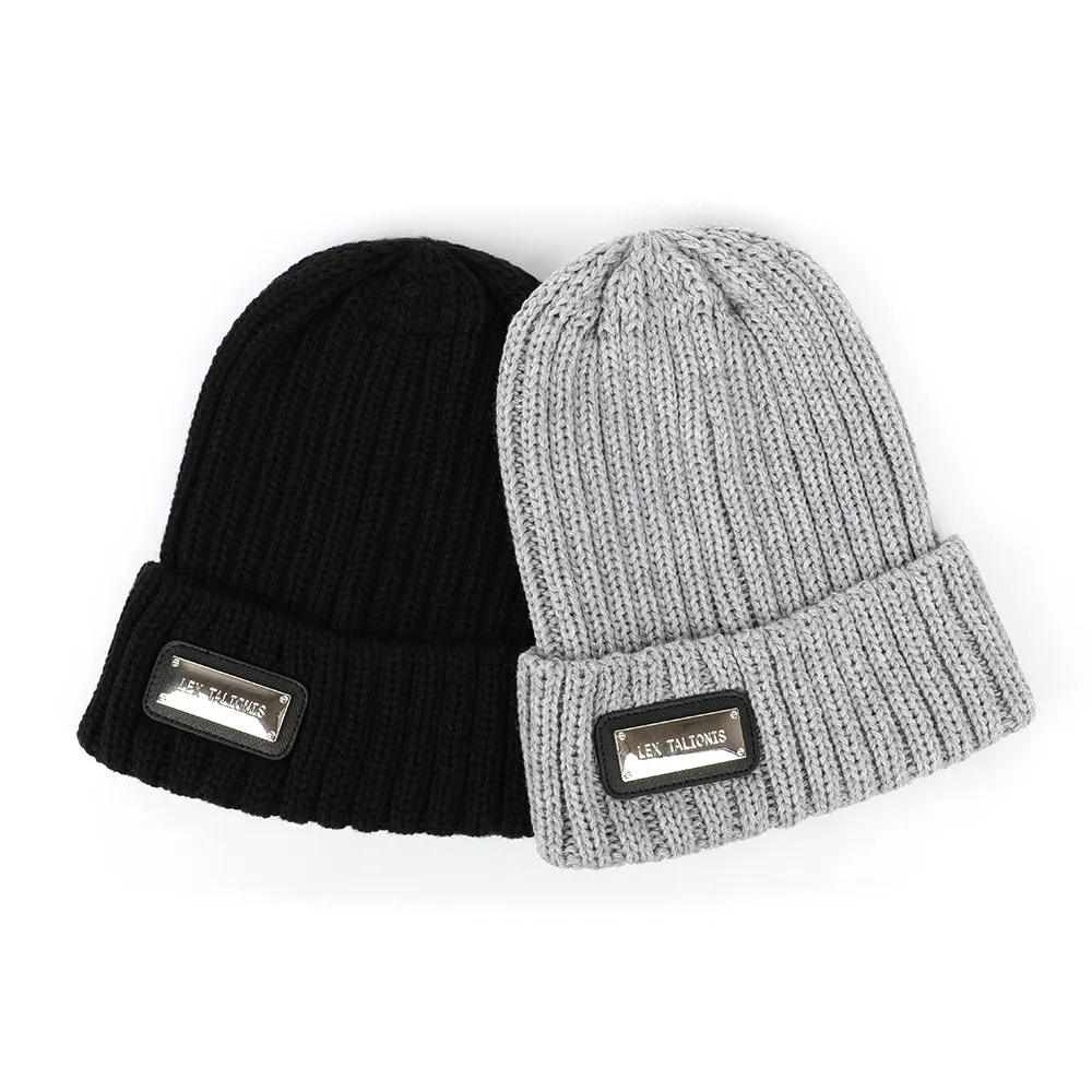สีดำและสีเทาโลหะโลโก้100% อะคริลิคหมวกถักหมวกประเภทที่ไม่ซ้ำกันมีสไตล์ที่กำหนดเองขนาดการป้องกันฤดูหนาว