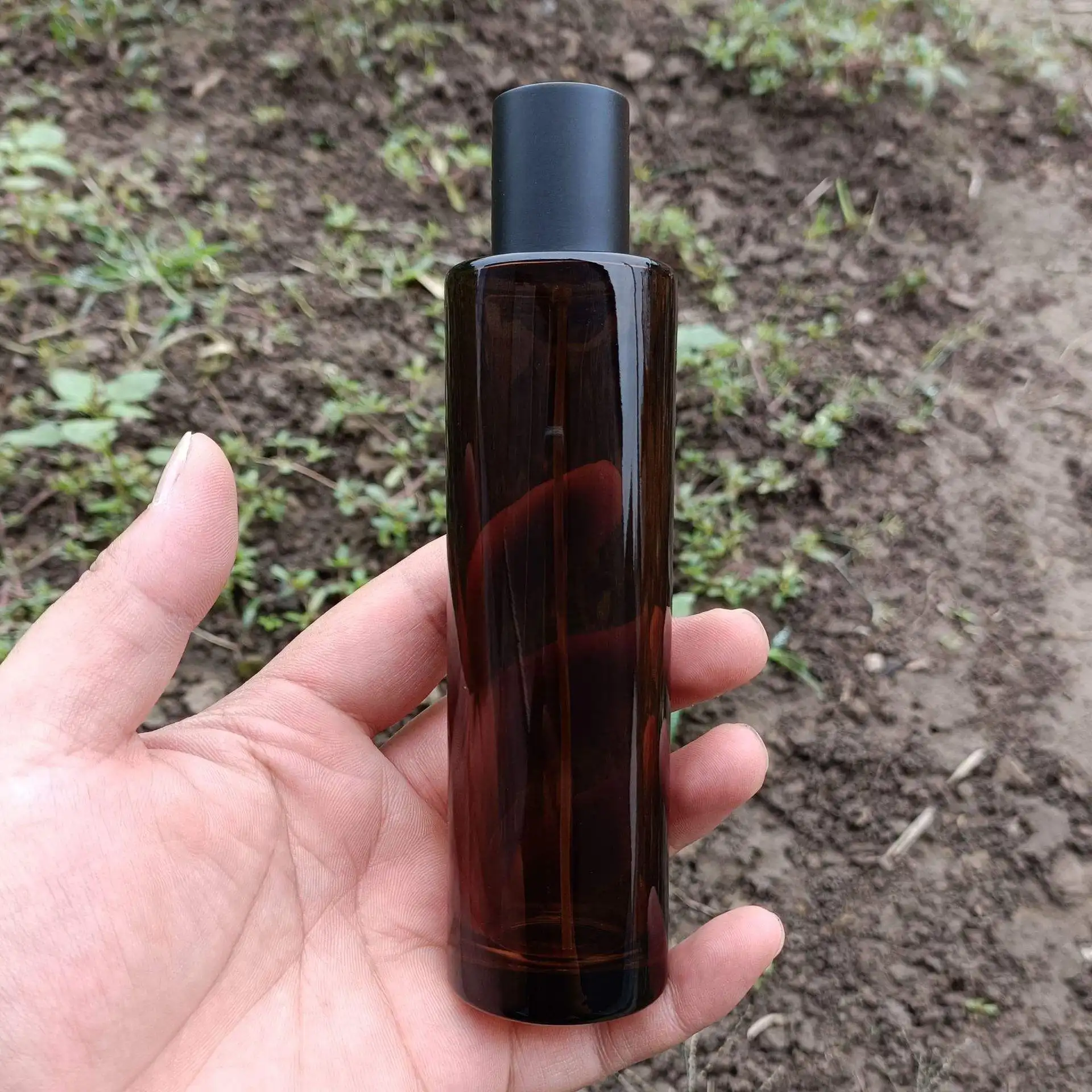 カスタム香水ガラス瓶琥珀色30ml 50ml 100mlラウンドメンズスプレーオイルattar香水瓶マットブラックキャップ付き