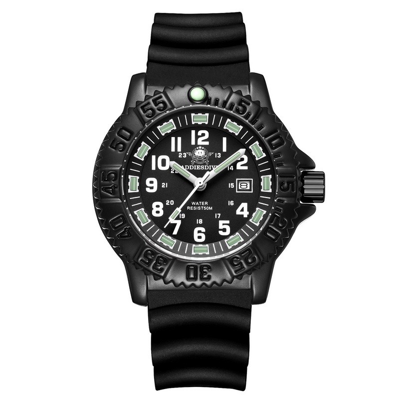 Cadran noir, bracelet en caoutchouc noir, index noirs.