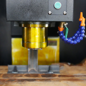 Fabrika özelleştirilmiş üç eksenli VMC640 küçük CNC işleme makinesi - Product Image 4