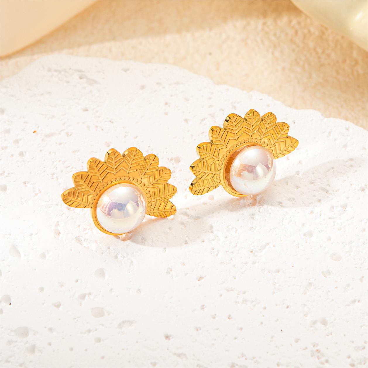 Pendientes de perlas grandes con forma de flor semicircular.