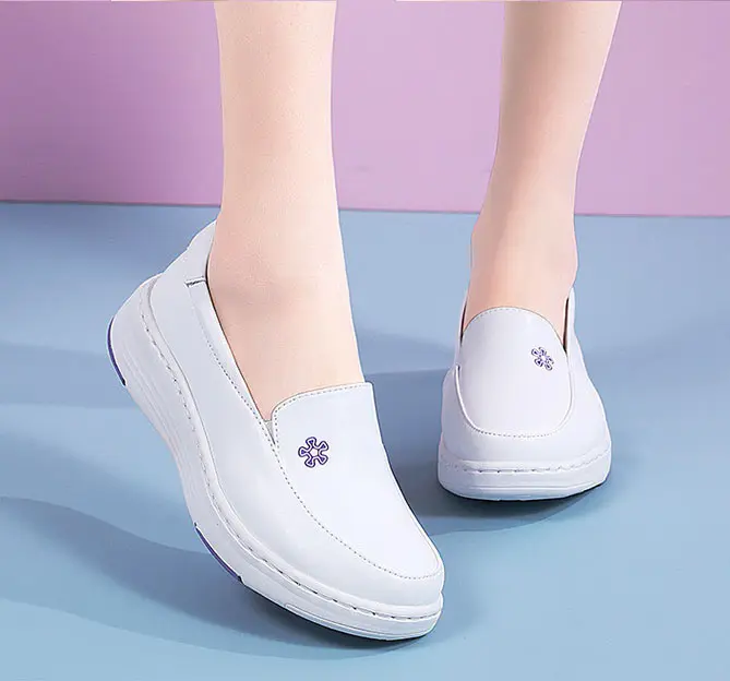 Chaussures de travail légères super douces en cuir véritable de couleur blanche pour femmes hospitalières