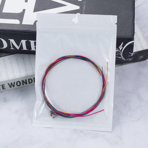 Venta caliente Cuerdas coloridas guitarra OEM ODM Instrumentos de cuerda Juego de cuerdas de guitarra acústica popular