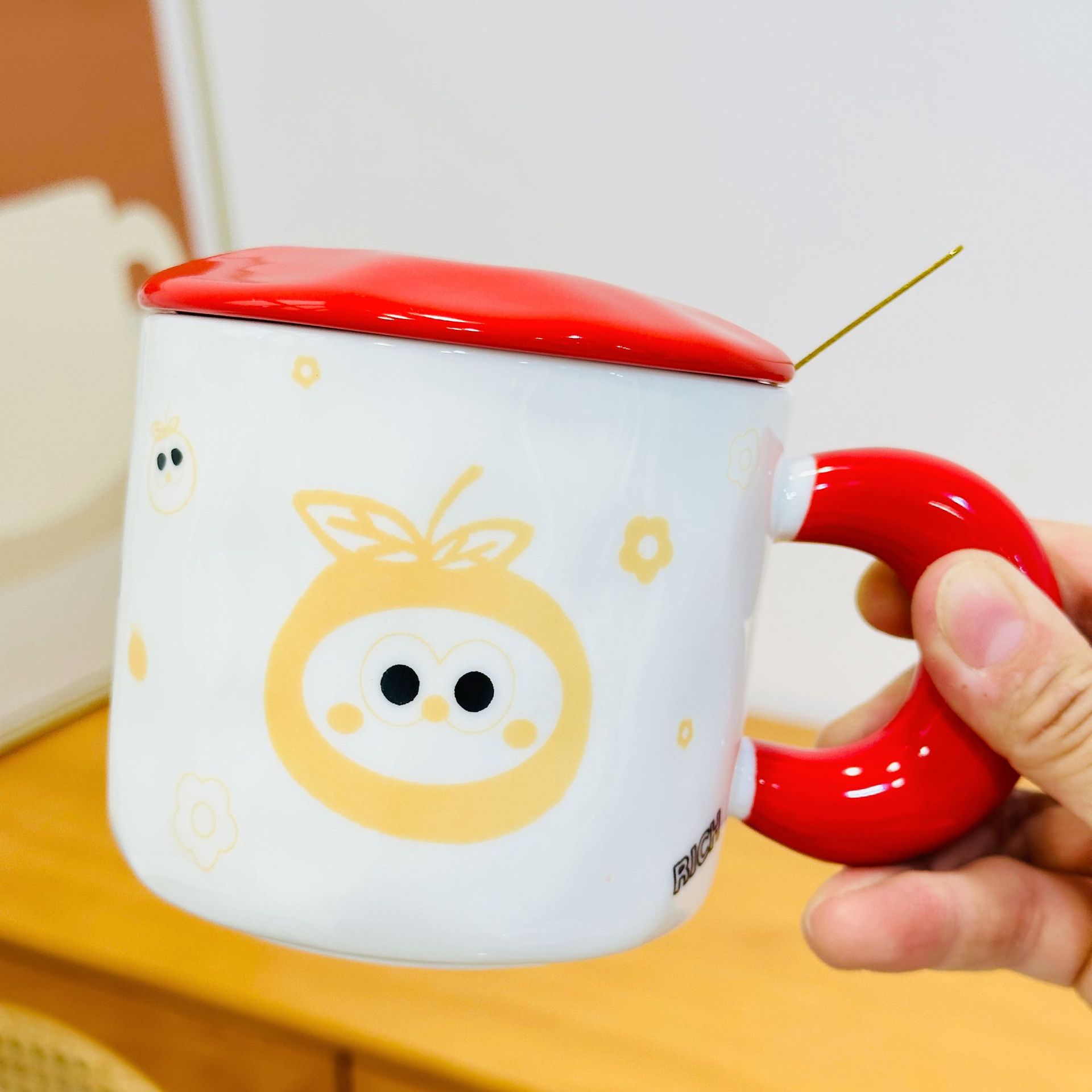 Grande tasse en céramique orange poignée rouge avec couvercle et cuillère