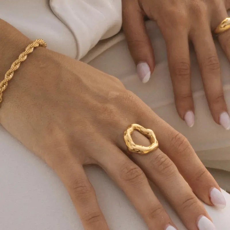 Gioielli inossidabili da donna personalizzati all'ingrosso PVD anello da dito a cerchio irregolare impermeabile in acciaio inossidabile placcato oro 18 carati per le donne
