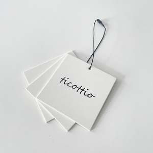 Accesorios de ropa de papel artístico Etiqueta de ropa Etiquetas colgantes Extensión de cabello mate Relieve Producto Etiqueta colgante con cuerda - Product Image 1