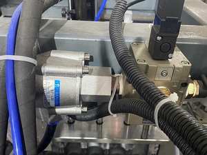 ถังคอนเทนเนอร์ IBC 25 ลิตรที่มีผลผลิตสูงทําให้ขวดพลาสติกเครื่องอัดรีดขวดเครื่องเป่า HDPE - Product Image 3