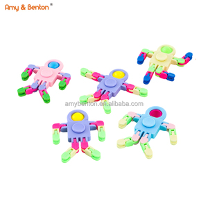 スペースマンフィンガースピナーFidgetyToysプッシュポップバブルおもちゃ子供のための感覚おもちゃ大人のパーティーは賞品を支持します