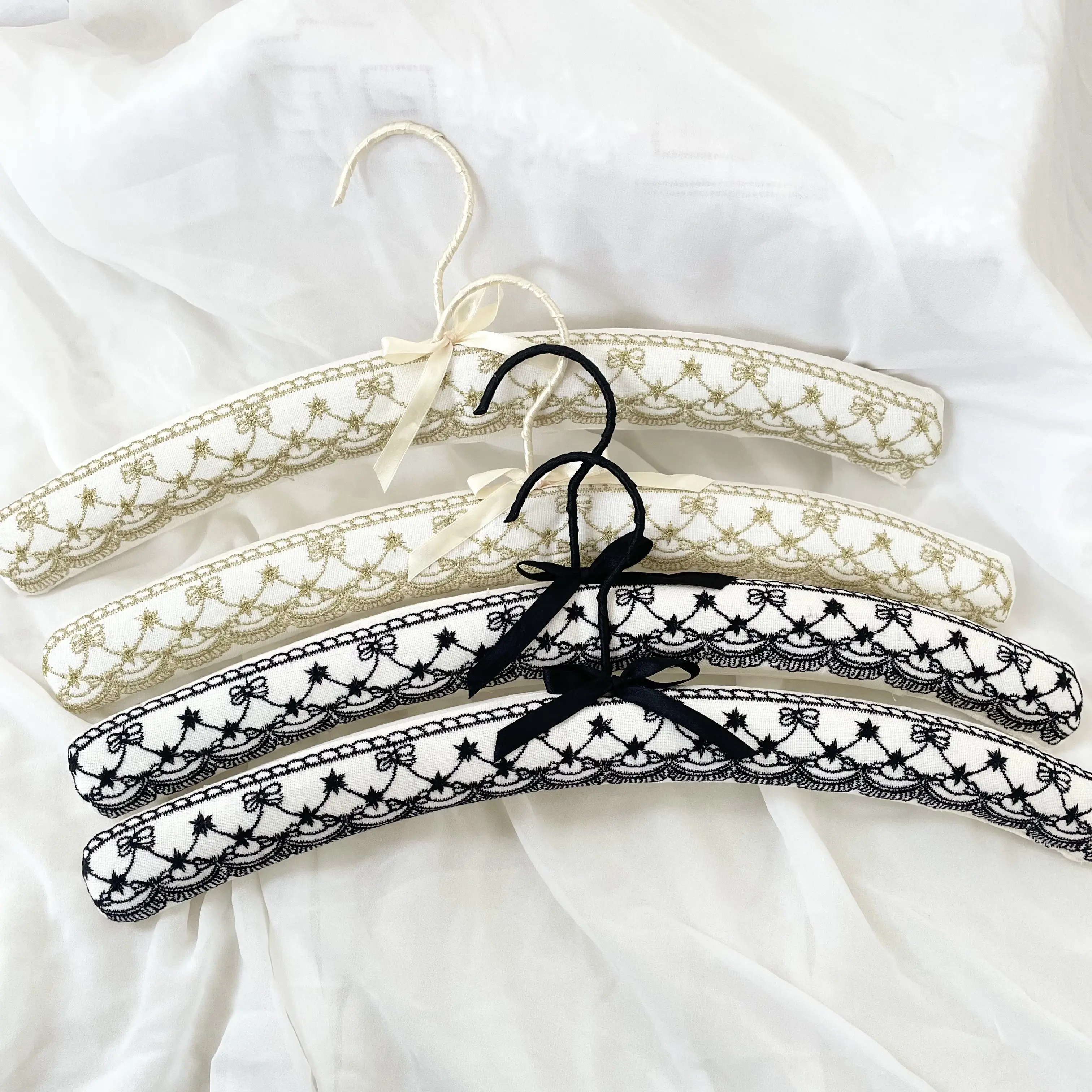 Cabides acolchoados de moda moderna estilo europeu para bordados de algodão, ganchos e cabides para casamento