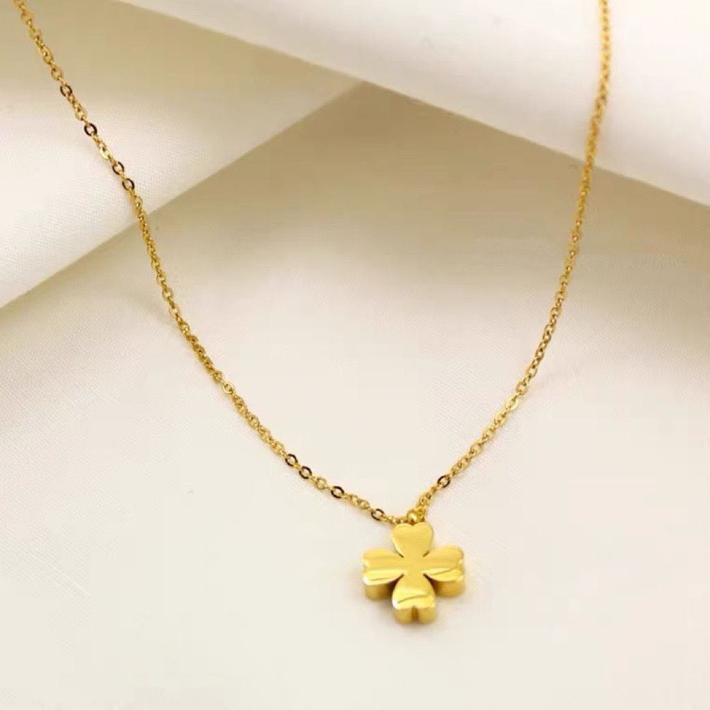 Collana in acciaio inossidabile con fiore portafortuna