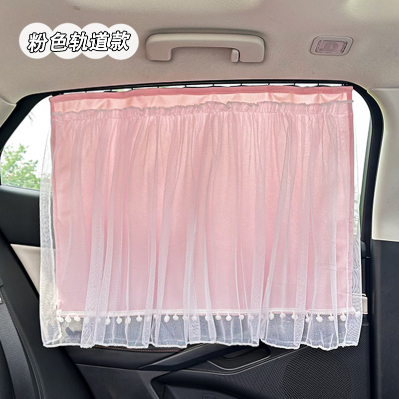 Rideaux roses à double épaisseur avec motif de grille de maïs intégré.