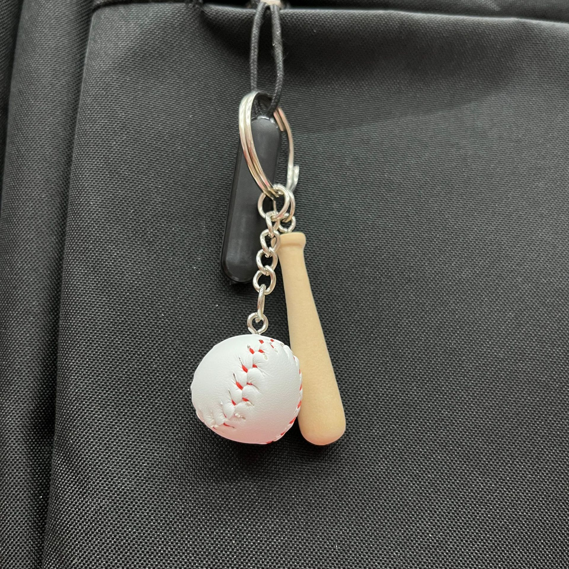 Bate de béisbol blanco de 2 cm, bate de 4.5 cm.