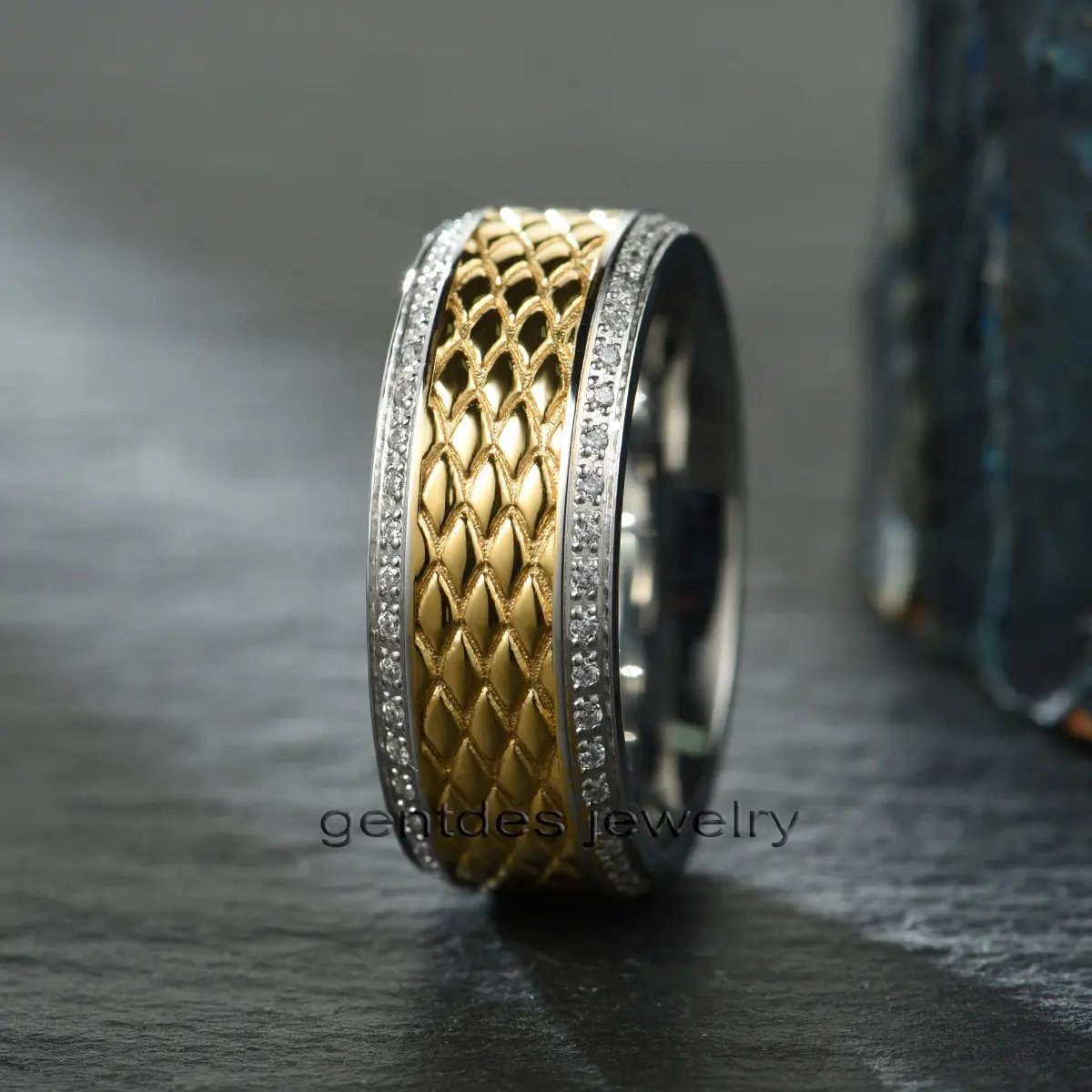Fabricación Gentdes de joyas, anillos planos de cromo de cobalto de 8mm, piedra de circón con incrustaciones con chapado en oro en el centro para banda de boda para hombres