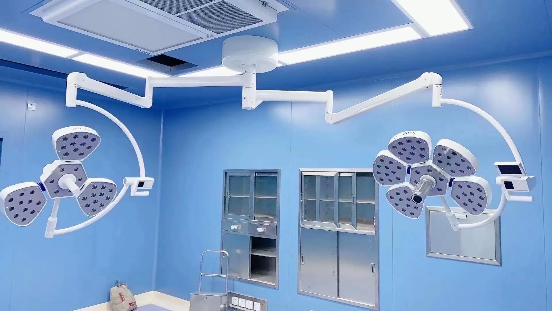 غرفة نمطية لمستشفيات التشريحات غرفة نظيفة لرحلات العمليات مع سقف لغرفة العمليات