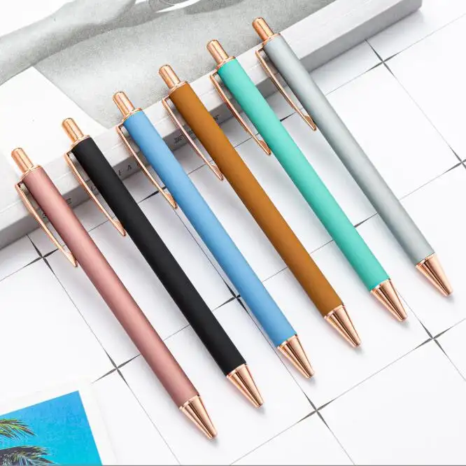 Bolígrafo retráctil de metal dorado rosa de barril mate de tacto suave para regalo y útiles escolares y bolígrafos promocionales