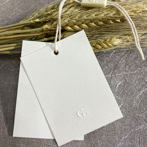 Etiquetas colgantes de papel Kraft especiales impresas en relieve con logotipo personalizado para etiquetas de precio de ropa - Product Image 3