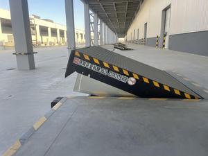 Plataforma de carga y descarga al final del contenedor cruzando el puente