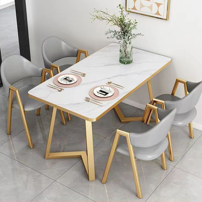 Table avec 4 chaises en cuir gris