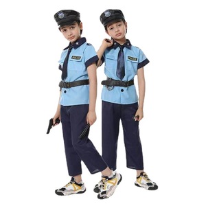 儿童万圣节服装表演交通警察消防员医生测试服