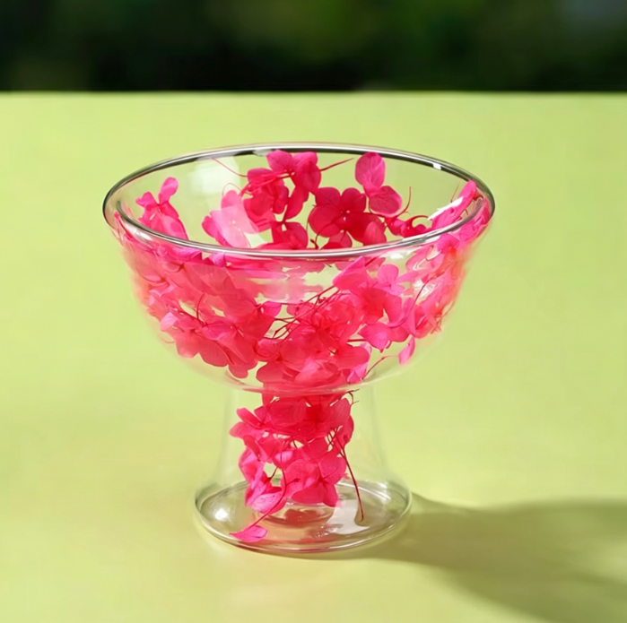 Coupe de glace aux pétales de rose rose