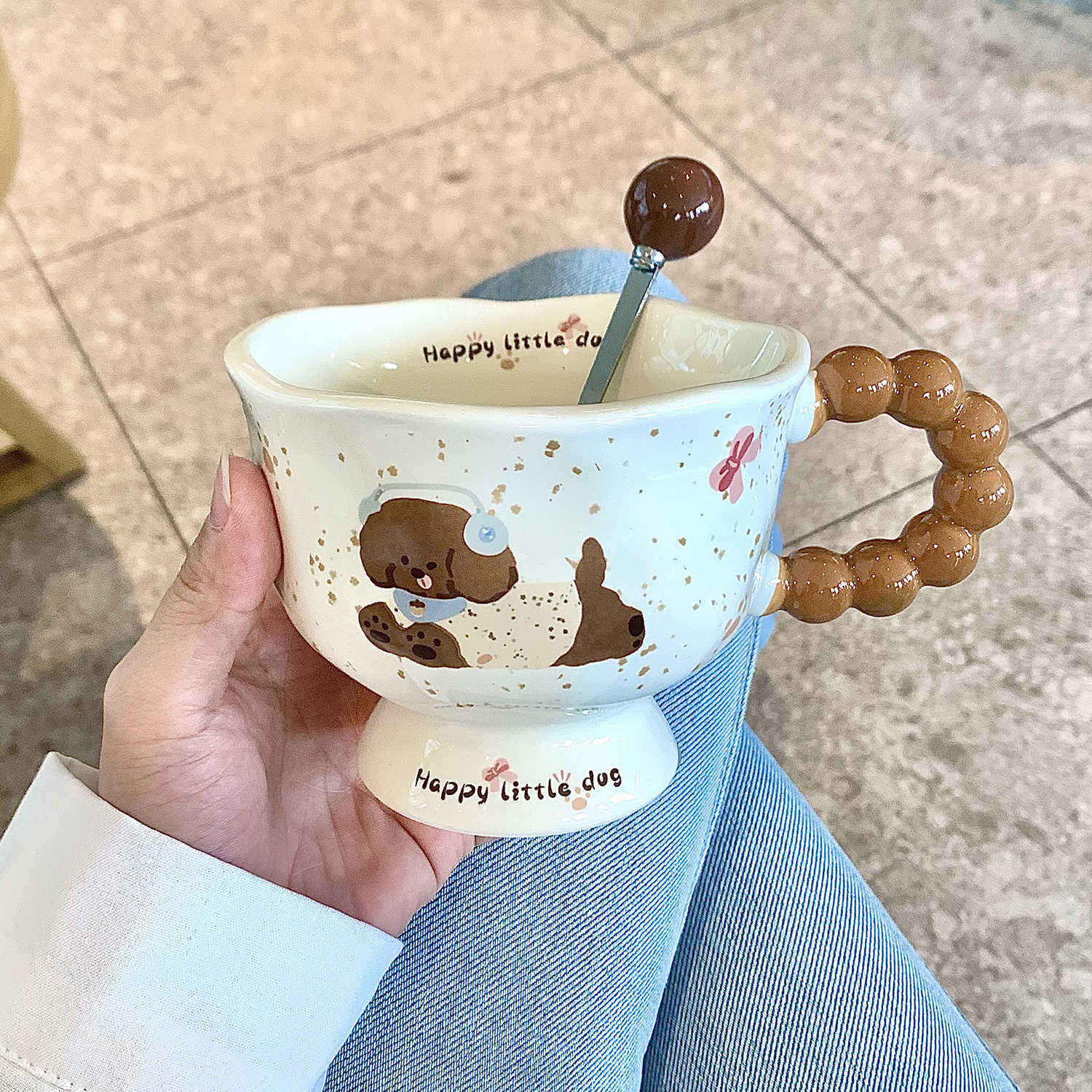 Chemise jaune, tasse et cuillère simples