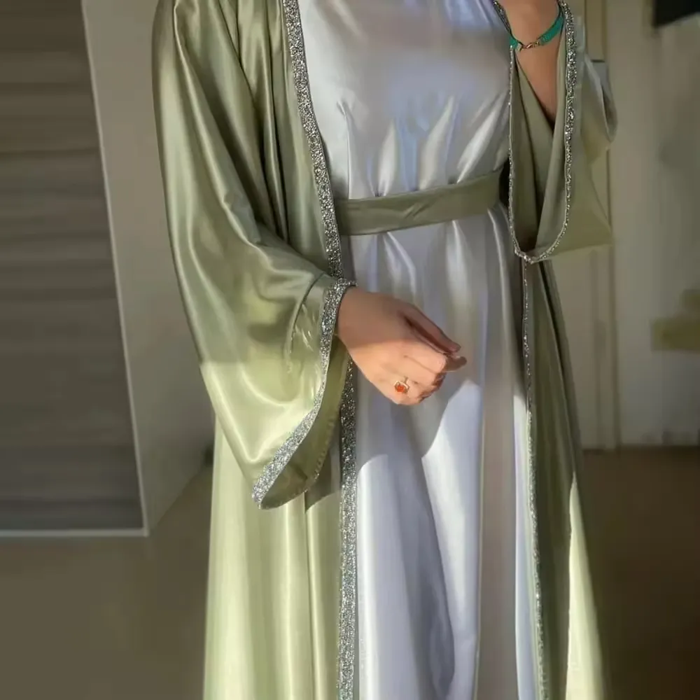 YWQS Desenhos Eid Dubai islâmico elegante modesto Abaya vestido feminino muçulmano vestido interior deslizante Abaya conjunto de diamantes cetim seda aberta Abaya