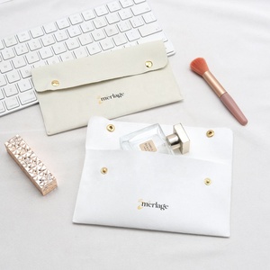Benutzer definierte Mikro faser Schmuck Packt asche mit Knopf Logo bedruckte Halskette Brille Verpackung Samt Wildleder Umschlag Schmuck Tasche - Product Image 1