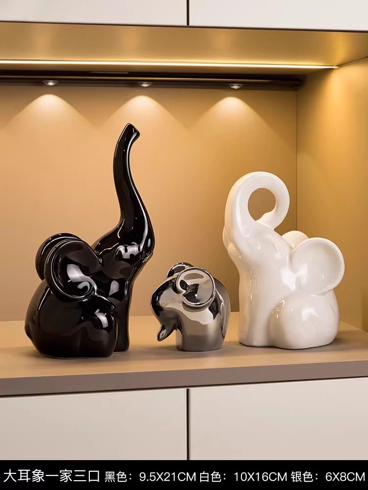 Familia de tres elefantes de orejas grandes