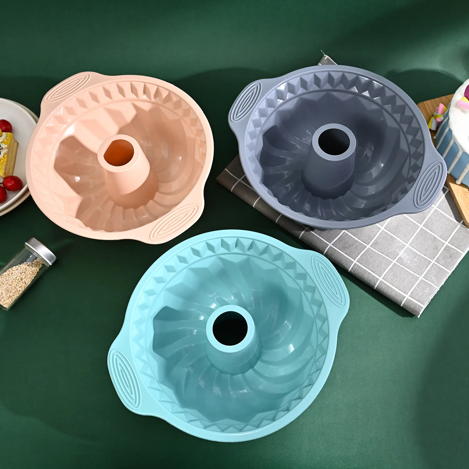 大型ラウンドリサイクル可能なシリコンケーキ型パンベーキングスパイラル型耐熱皿家族のためのサバリンケーキシリコン型