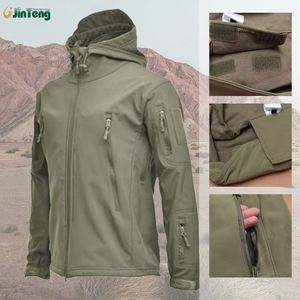 Giacca invernale da uomo tre In uno impermeabile In pelle di squalo con cappuccio da esterno caldo antivento e traspirante con motivo solido