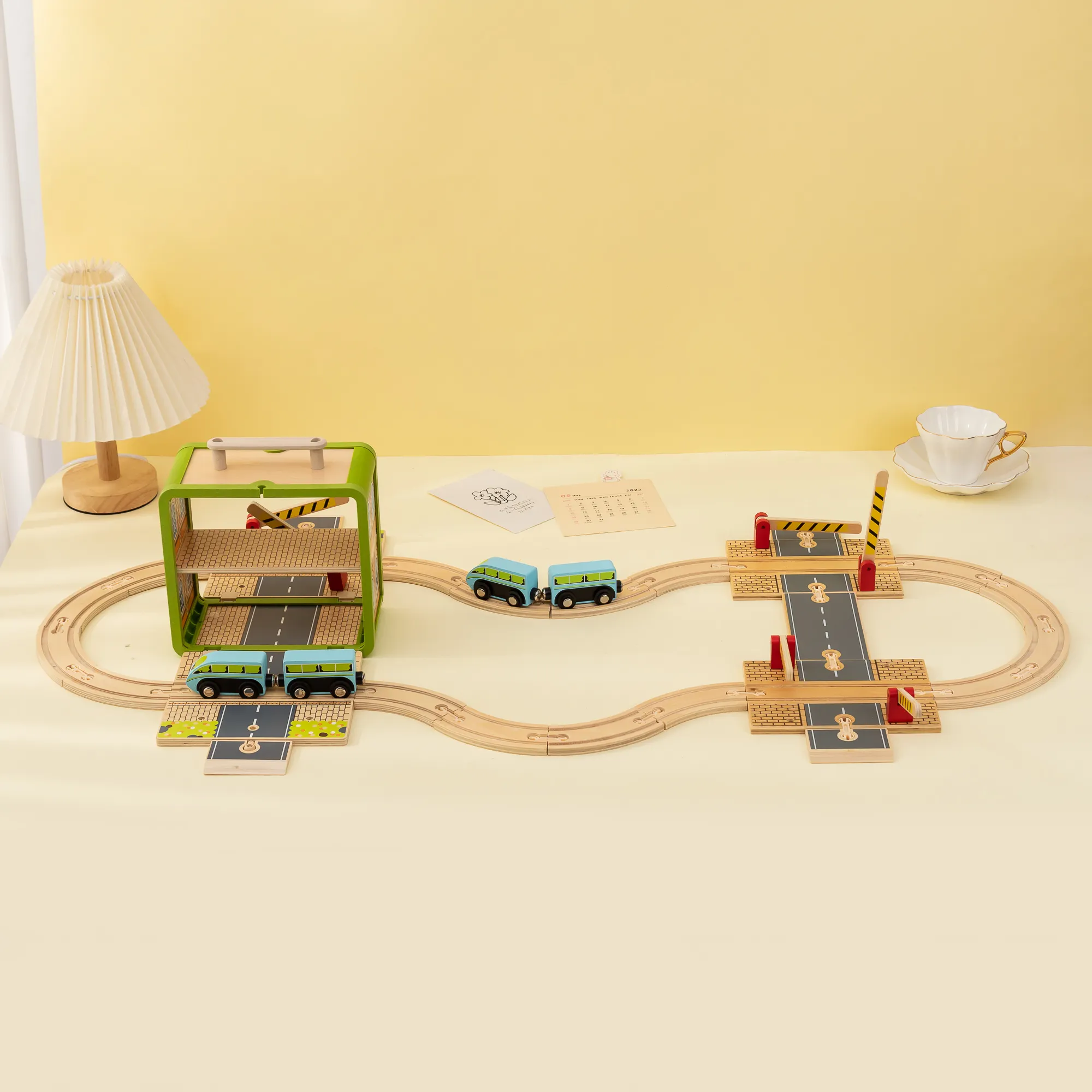UDEAS OEM Railway Playhouse Car Game Caja almacenable Set Tren de madera Pista de juguete para niños