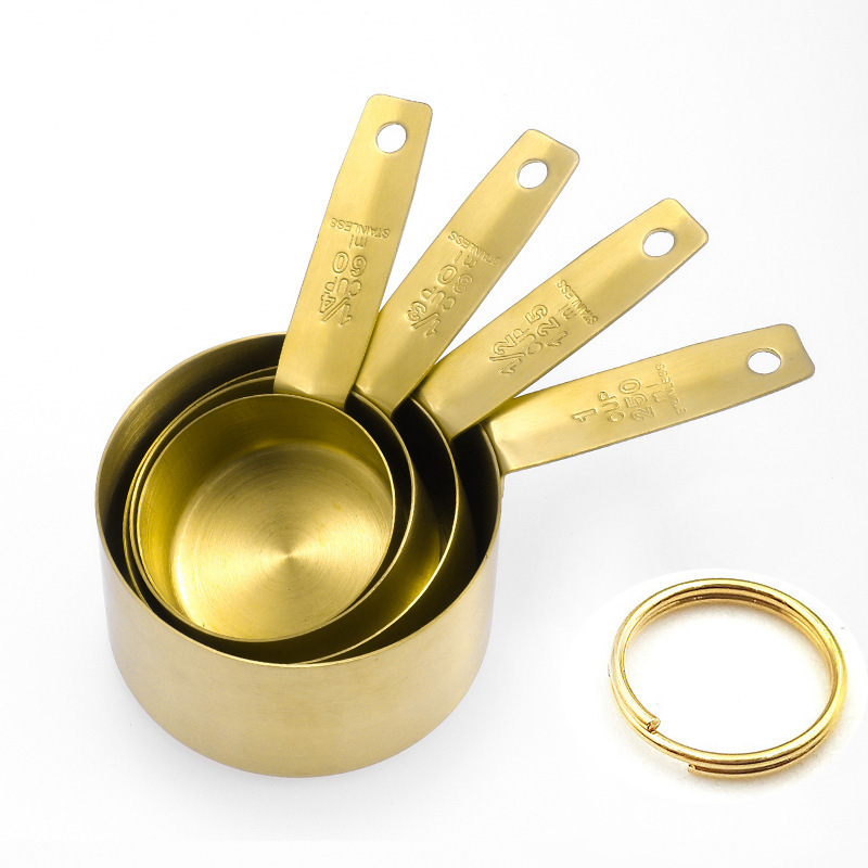Ensemble doré de quatre tasses à mesurer