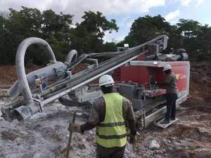 High Quality Mining Open Pit 30m Deep <strong>Blasting</strong> <strong>Hole</strong> 90mm Atlas Copco Technology Crawler Drilling Rig With air Compressor Inbuilt - Product Image 4