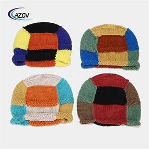 Женская трикотажная шапка с контрастными цветами - Product Image 2