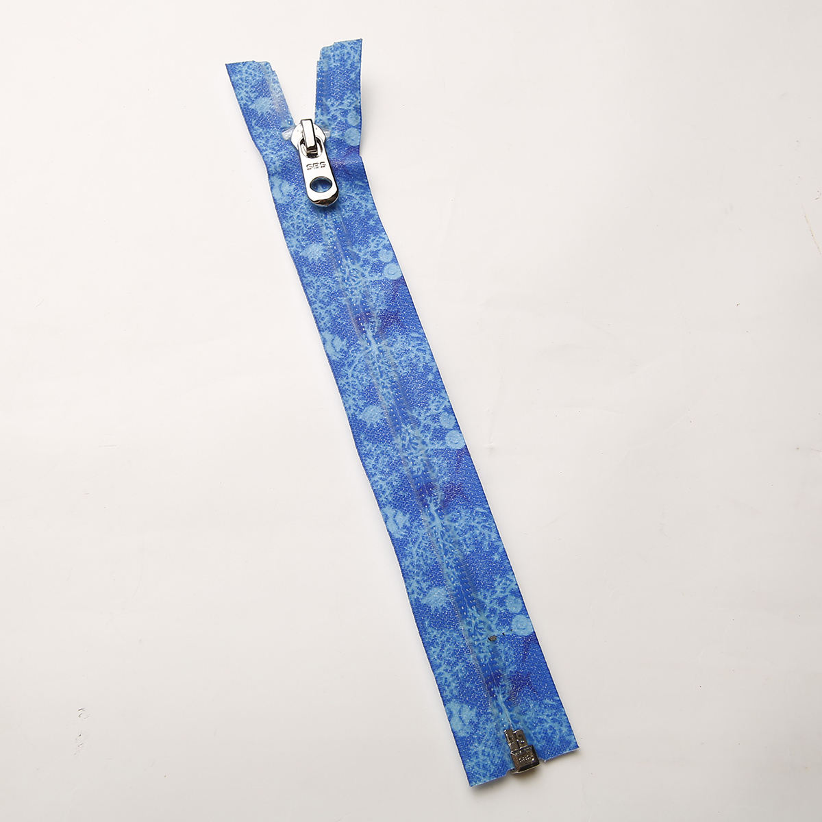 Dents claires avec ruban à motif d'algues bleues