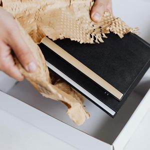 厂家定制尺寸Logo批发印花白色小邮寄出货纸纸板瓦楞包装盒 - Product Image 5