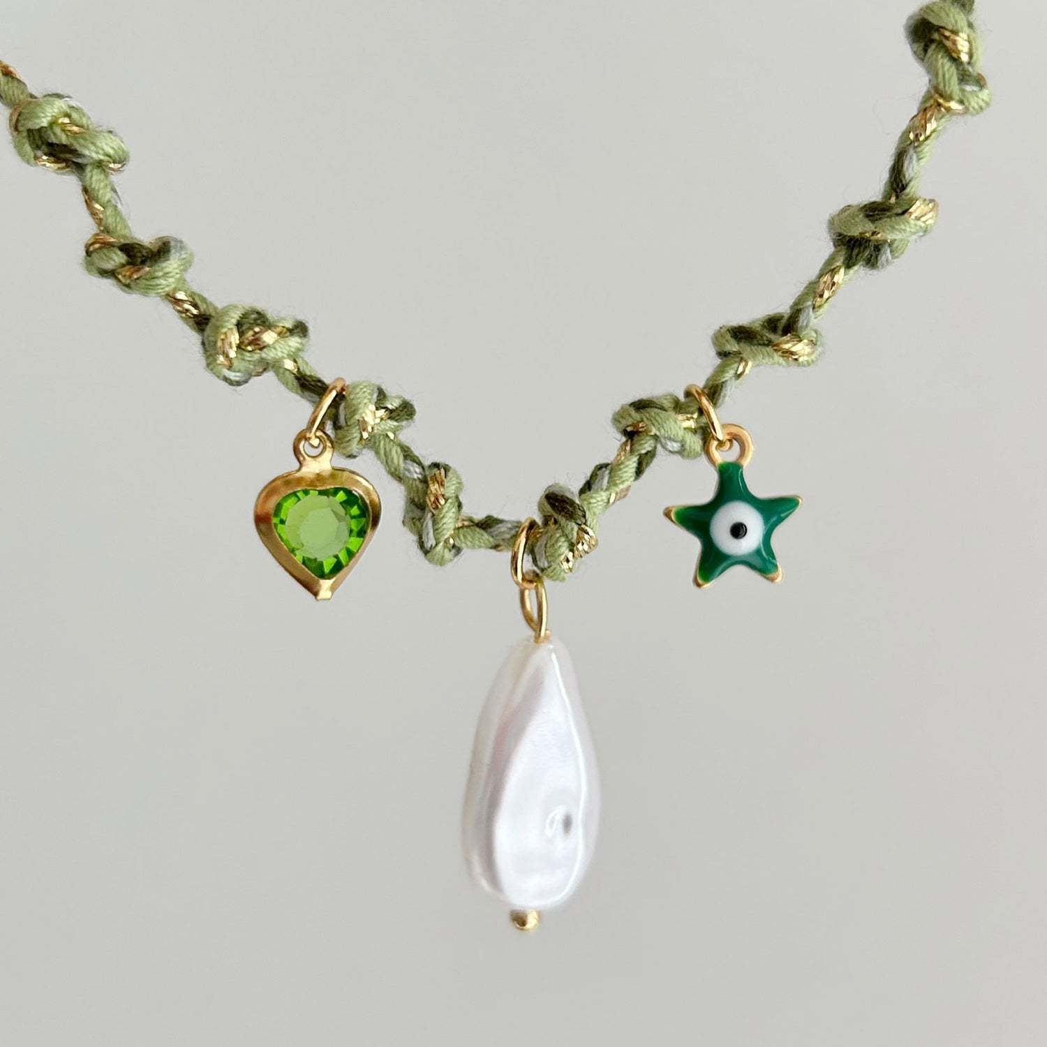 Collar de cuerda verde perla