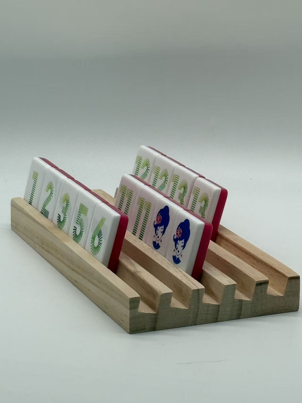 4 soportes para fichas de Rummikub en tono de madera natural