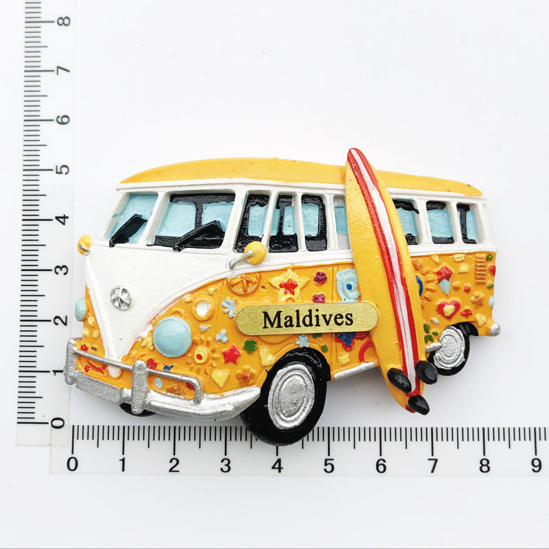 SUV jaune coloré
