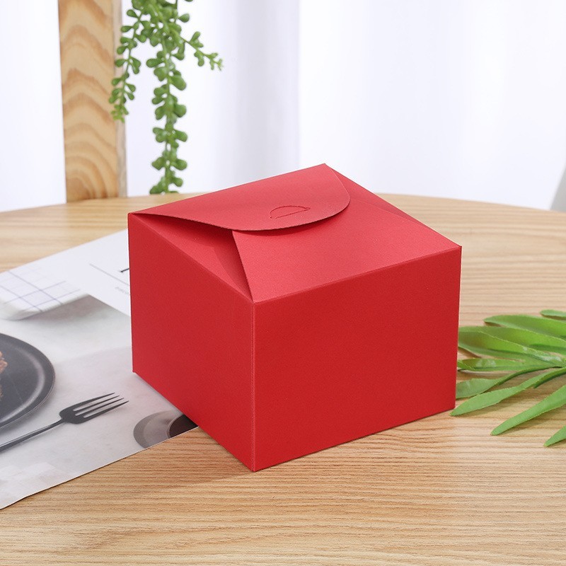 Caja de cartón roja