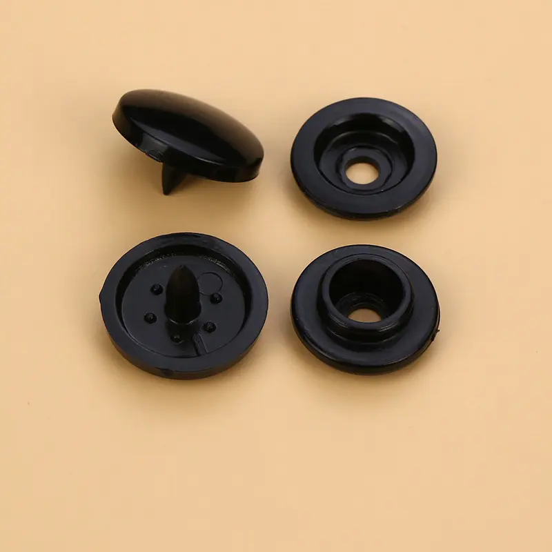 Venta caliente Negro Blanco Botón a presión barato T3 T5 T8 Cuatro partes Sujetadores de botón a presión de plástico para prendas