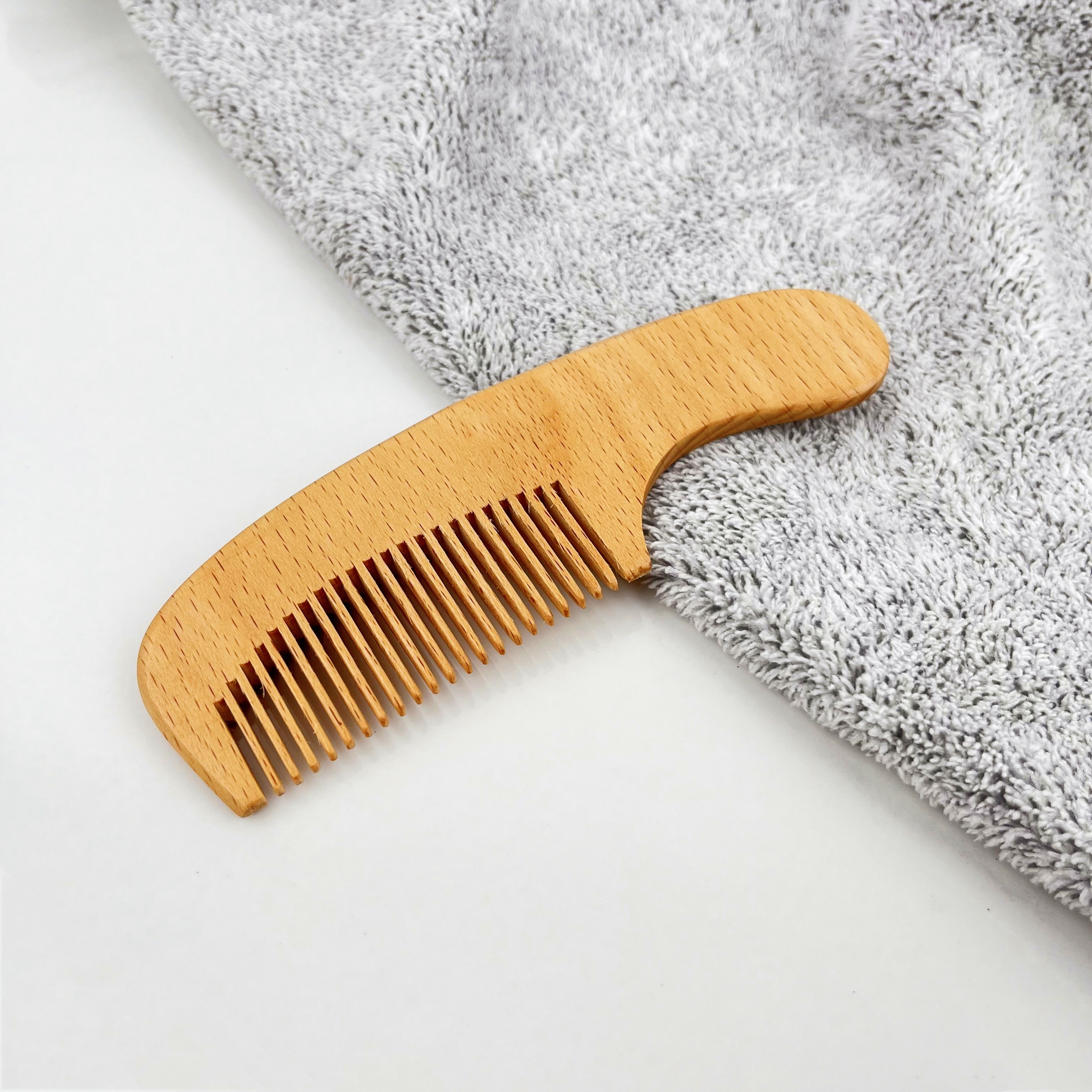 # Peine para el cabello de madera de haya, 215.