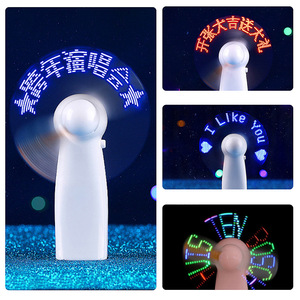 Mensaje personalizado Led programable, Mini ventilador de mano Luz de batería práctica portátil Logotipo de ventilador de mano con efecto Led con luz Led