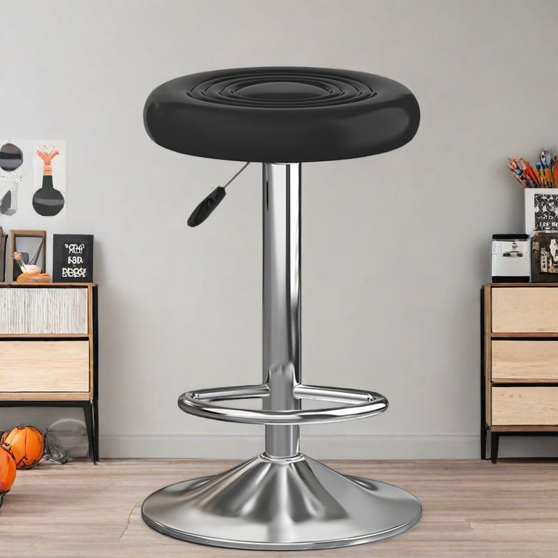 Plato negro grueso con borde plateado, de 58 a 78 cm.