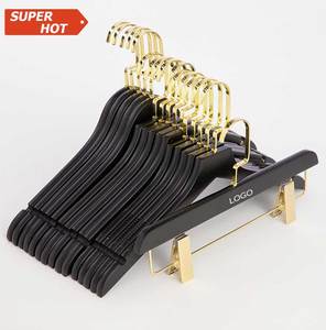 批发低价耐用定制标志防滑外套裙子木制衣架黑色衣架 - Product Image 1
