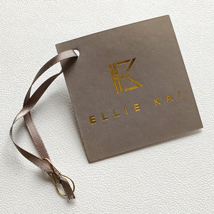 Etiquetas colgantes personalizadas de nuevo diseño con cuerda de cuerda para etiquetas de ropa, etiquetas personalizadas baratas en relieve para ropa de mujer, etiqueta colgante - Product Image 1